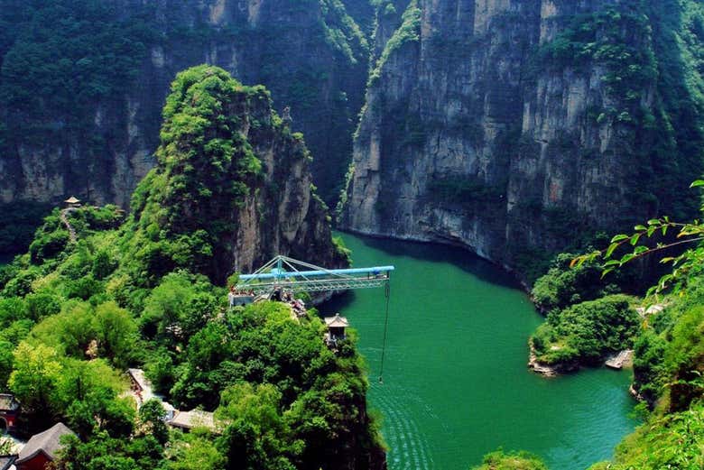 Enjoy scenic views of Longqing Gorge